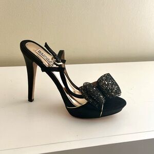 Badgley Mischka Black and Gold Women's Heels exquisite peep toed.